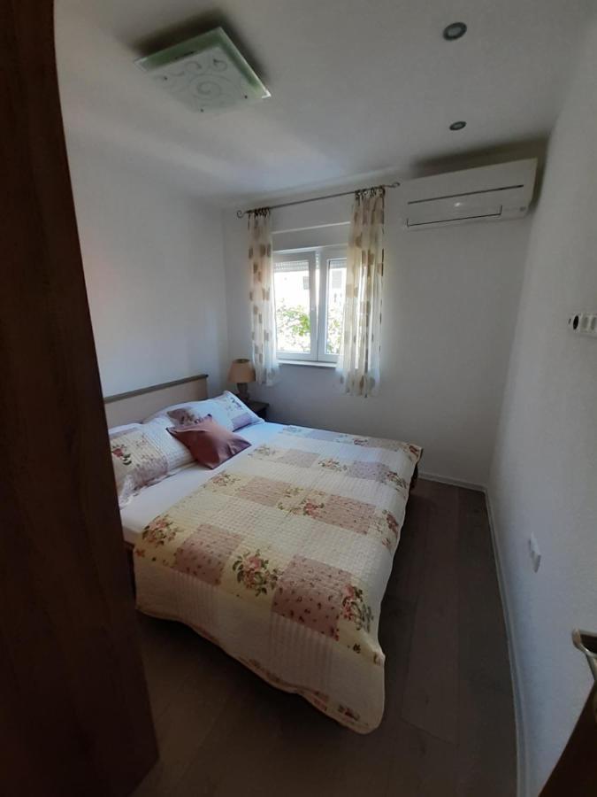 Apartment Lucky With Jacuzzi Trogir Kültér fotó
