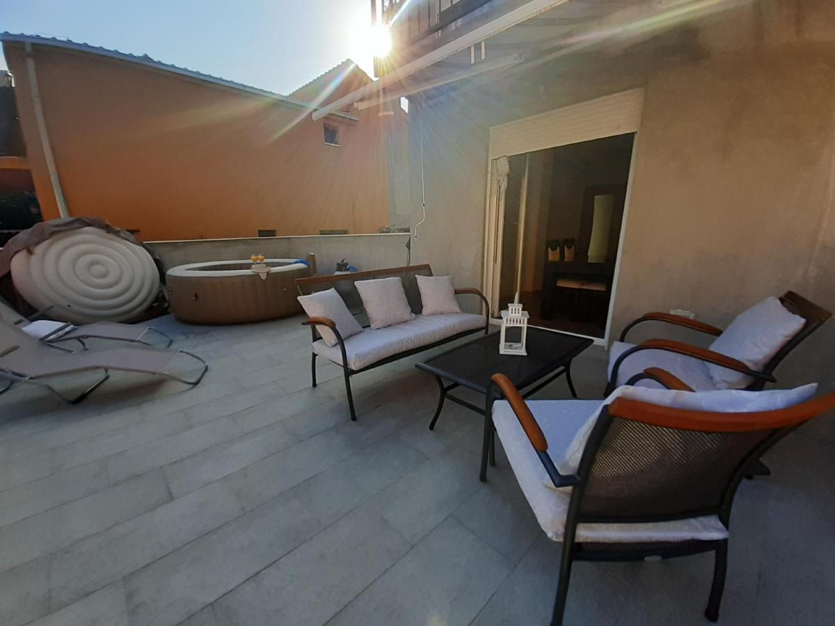 Apartment Lucky With Jacuzzi Trogir Kültér fotó