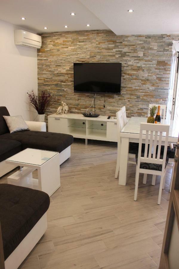 Apartment Lucky With Jacuzzi Trogir Kültér fotó