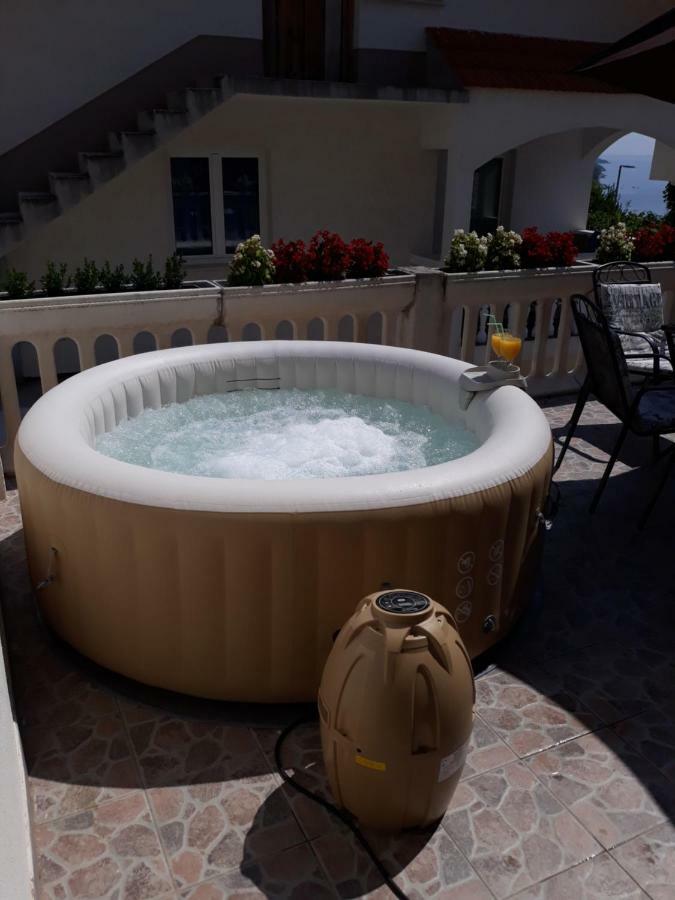 Apartment Lucky With Jacuzzi Trogir Kültér fotó